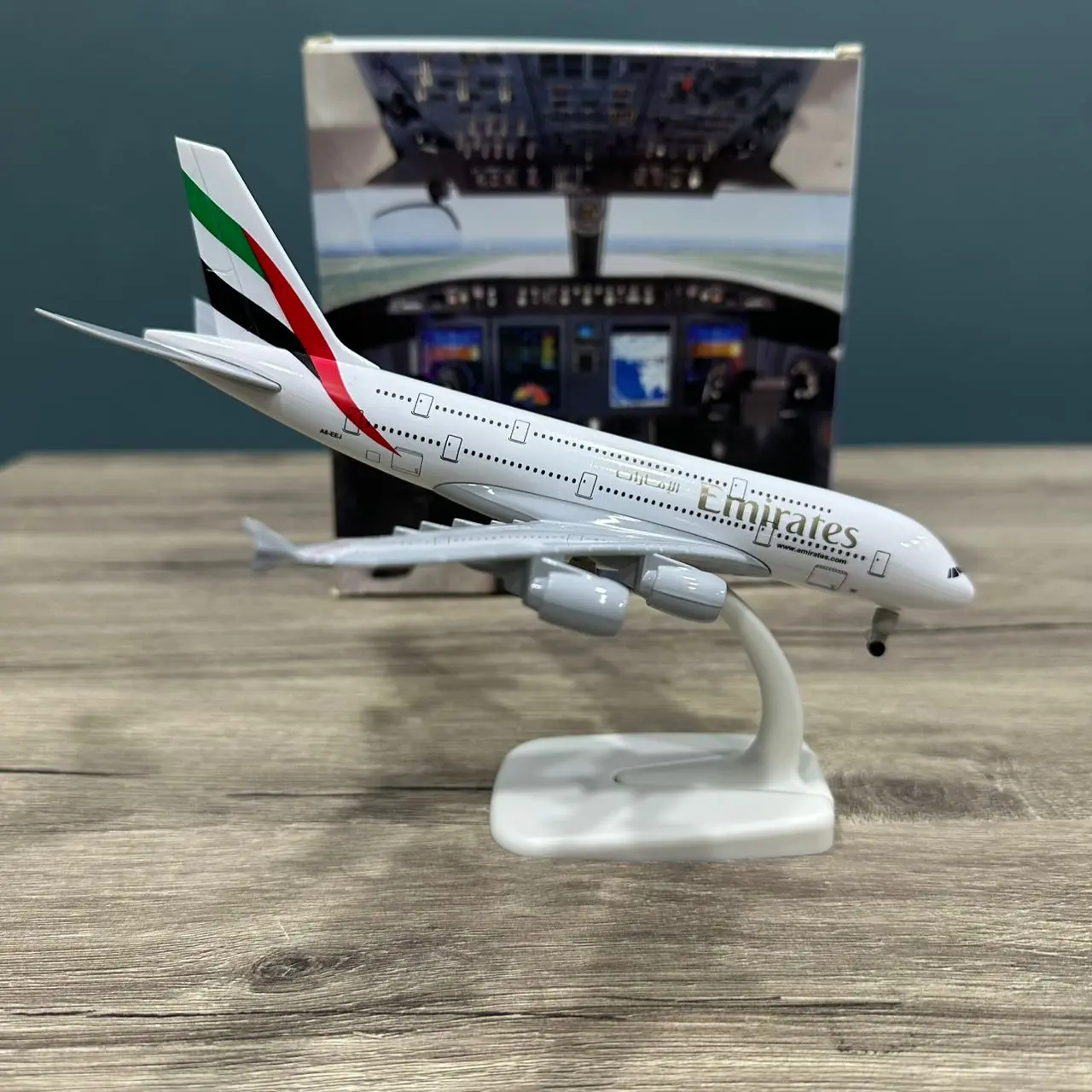 AVION MINI AIRCRAFT MODEL AIRBUS A380 EMIRATES 18CM AVEC SUPPORT ET ROUES EN METAL